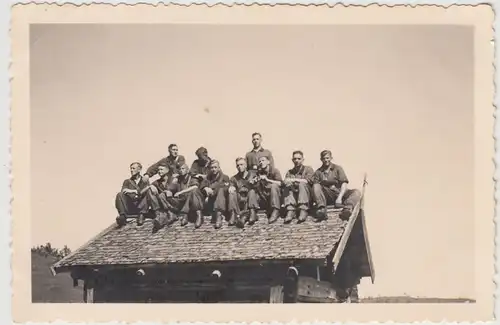 (F27433) Orig. Foto deutsche Soldaten sitzen auf einem kleinen Dach 1937
