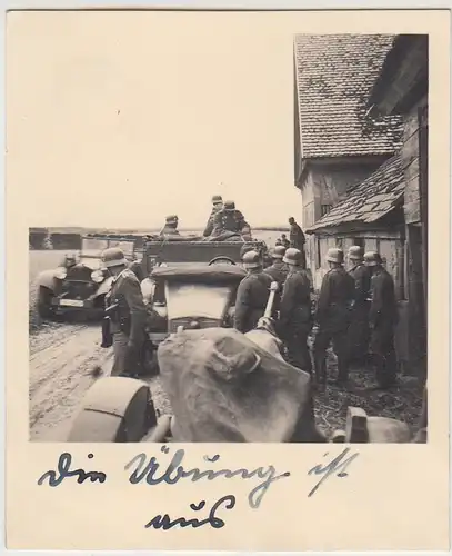 (F27418) Orig. Foto deutsche Soldaten mit Fahrzeugen, Ende einer Übung 1937