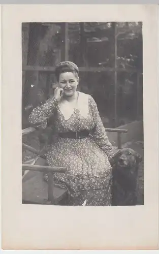 (F2741) Orig. Foto Portrait Dame mit Hund auf Bank, Sommer 1918