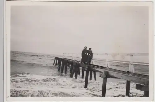 (F27394) Orig. Foto deutsche Soldaten auf einer Seebrücke 1930/40er