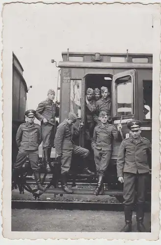 (F27391) Orig. Foto Halle a.S., dt. Soldaten am Zug auf dem Bahnhof 1930/40er