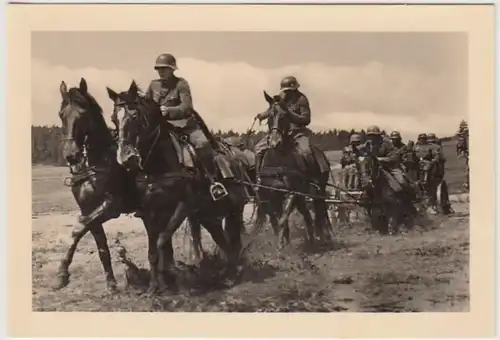 (F27361) Orig. Kauf-Foto Leichte Artillerie geht in Stellung 1939