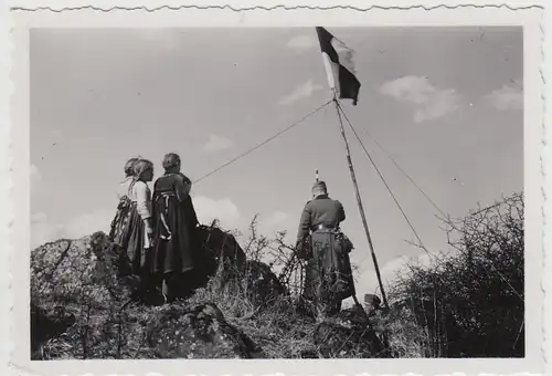 (F27346) Orig. Foto Wehrshausen bei Marburg, Mädchen am Militärposten 1939