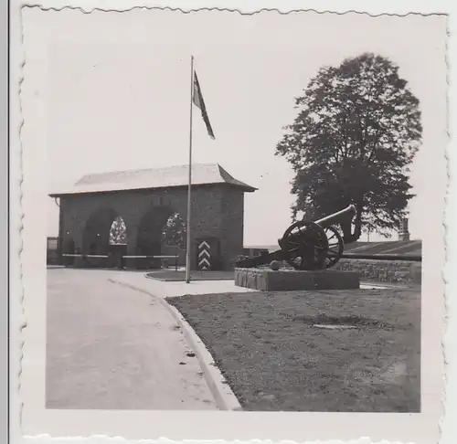 (F27335) Orig. Foto Marburg, Tannenbergkaserne, Eingang Kanone 1938