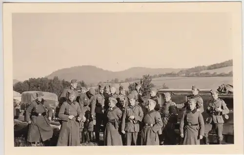 (F27299) Orig. Foto deutsche Soldaten, Rast a. Fahrt v. Grein n. Zwettl 1938