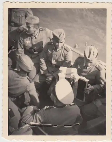 (F27287) Orig. Foto deutsche Soldaten a. Boot bei Koblenz 1938