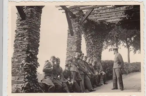 (F27282) Orig. Foto Kochem, deutsche Soldaten i.d. Lauben am Burgberg 1938