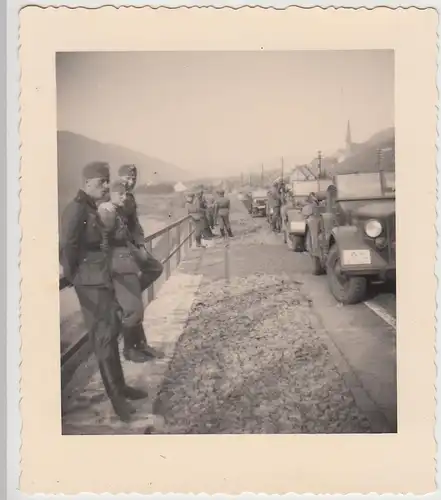 (F27277) Orig. Foto deutsche Militärfahrzeug-Kolonne am Moselufer 1938