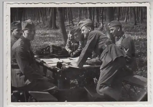 (F27261) Foto deutsche Soldaten, Lagebesprechung m. Rechengerät, Karten 1938