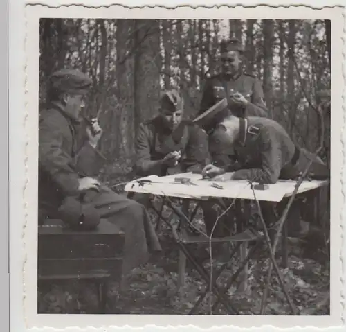 (F27257) Orig. Foto deutsche Soldaten im Wald, Lagebesprechung 1938