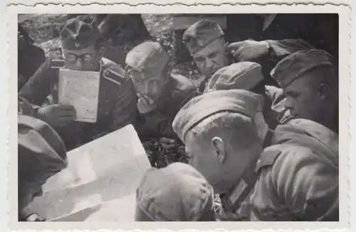 (F27250) Orig. Foto deutsche Soldaten m. Landkarten im Felde 1938