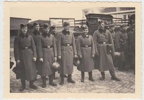 (F27248) Foto Mühlhausen / Th., Soldaten u. Militärfahrzeuge a. Garagenhof 1938