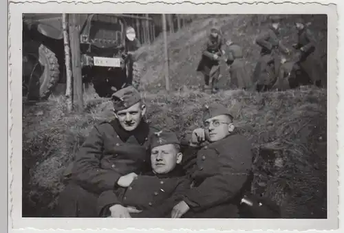 (F27241) Orig. Foto deutsche Soldaten am Lkw, Rast 1938
