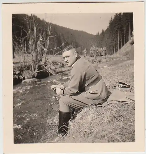(F27238) Orig. Foto deutscher Soldat sitzt am Bach 1938
