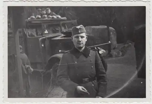 (F27236) Orig. Foto deutscher Soldat vor Militär-Lkw 1938