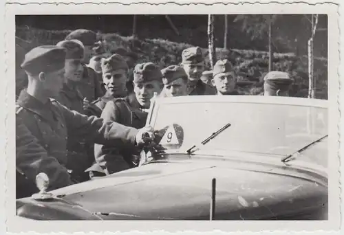 (F27235) Orig. Foto deutsche Soldaten am Pkw 1938