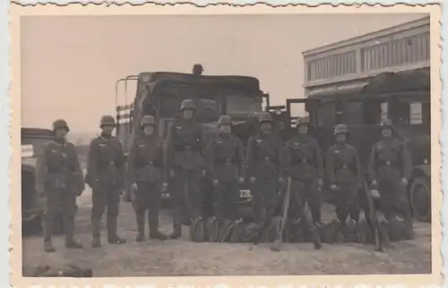 (F27227) Orig. Foto deutsche Soldaten a. Garagenhof, Fahrzeuge 1938