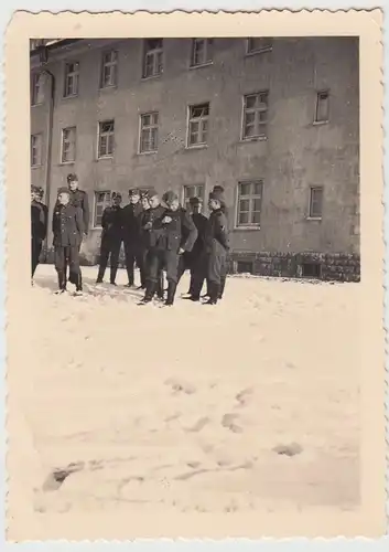 (F27219) Orig. Foto Kaserne Mühlhausen, Soldaten a. Kasernenhof Winter 1938