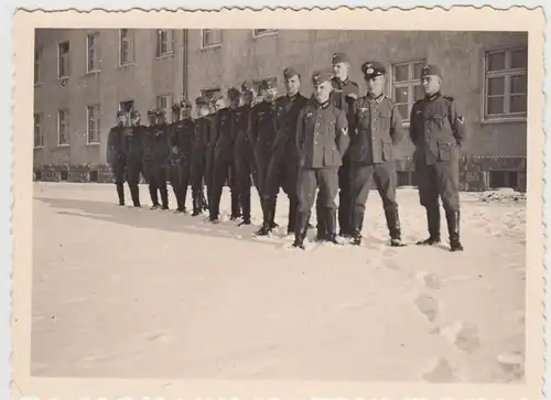 (F27218) Orig. Foto Kaserne Mühlhausen, Soldaten a. Kasernenhof Winter 1938