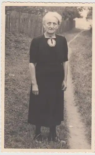 (F27210) Orig. Foto ältere Dame im Freien in Gumpelstadt 1957