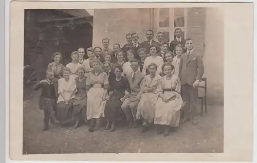 (F27206) Orig. Foto Holzhausen, Gruppenbild an einem Gebäude 1916