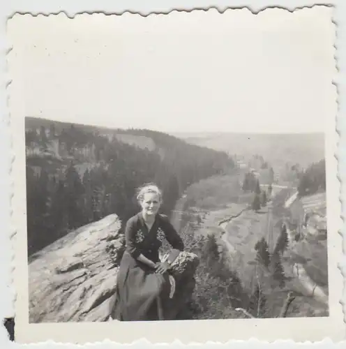 (F27199) Orig. Foto Harzgerode, Frau auf dem Habichtstein 1958
