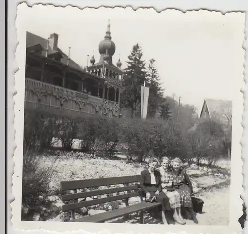 (F27197) Orig. Foto Alexisbad, Frauen auf Bank vor Kurhaus 1958