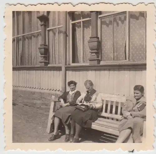 (F27196) Orig. Foto Frauen auf Bank vor Pension in Harzgerode 1958