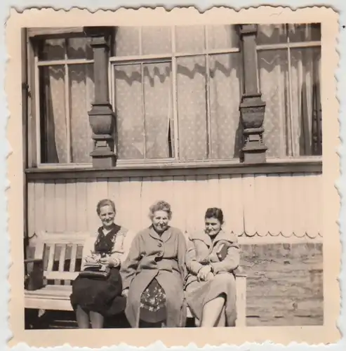 (F27195) Orig. Foto Frauen auf Bank vor Pension in Harzgerode 1958