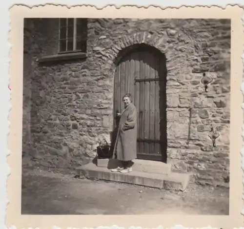 (F27192) Orig. Foto Harzgerode, Frau an der Kirche 1958