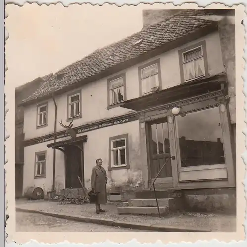 (F27191) Orig. Foto Harzgerode, Frau vor Gebäude 1958