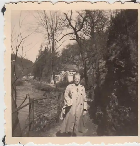 (F27190) Orig. Foto Alexisbad, Frau bei der Kapelle 1958