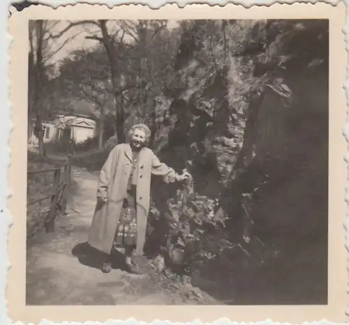 (F27189) Orig. Foto Alexisbad, Frau bei der Kapelle 1958