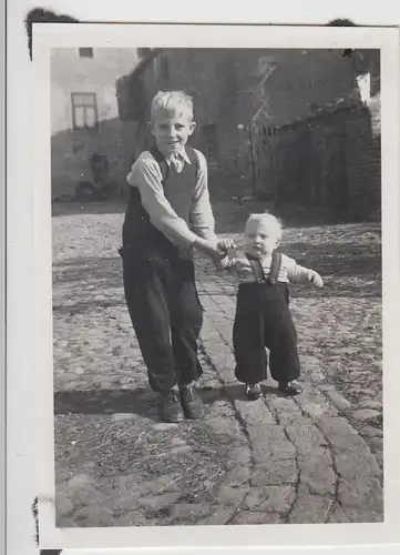 (F27180) Orig. Foto Junge und Kleinkind, Geschwister im Freien 1944