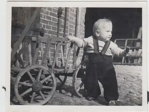 (F27179) Orig. Foto kleiner Junge am Handwagen 1944