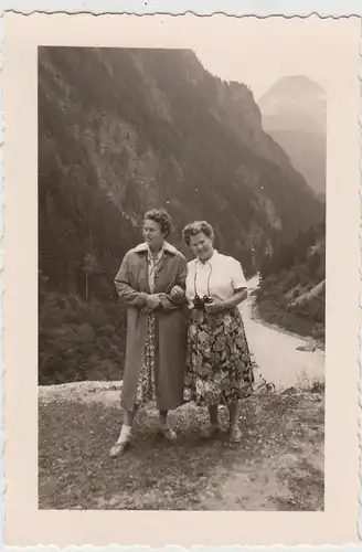 (F27175) Orig. Foto Frauen wandern im Engadin 1957