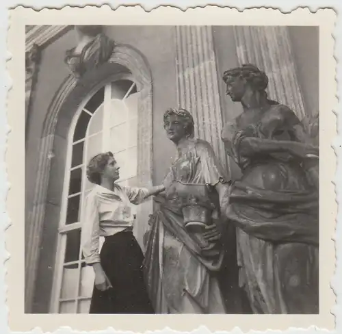 (F27167) Orig. Foto Potsdam, Sanssouci, Frau an den Skulpturen 1957