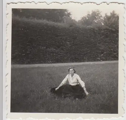 (F27166) Orig. Foto Potsdam, Frau im Park Sanssouci 1957