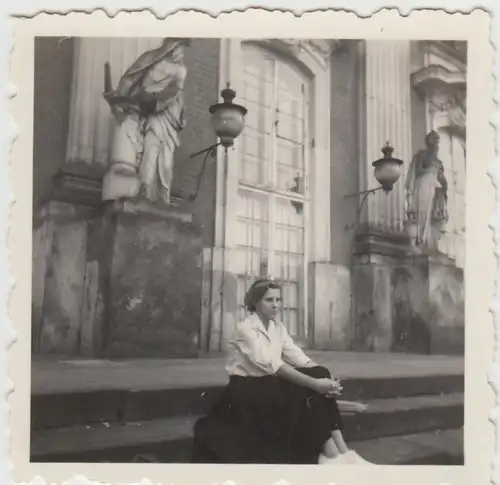 (F27165) Orig. Foto Potsdam, Frau am neuen Palais 1957