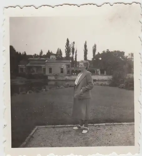 (F27164) Orig. Foto Potsdam, Frau an den römischen Bädern 1957