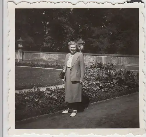 (F27163) Orig. Foto Potsdam, Frau im Park Sanssouci 1957