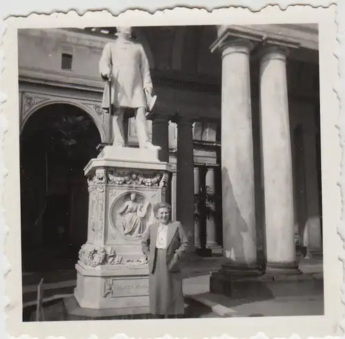 (F27162) Orig. Foto Potsdam, Orangerie, Frau am Denkmal Fr. Wilhelm II 1957