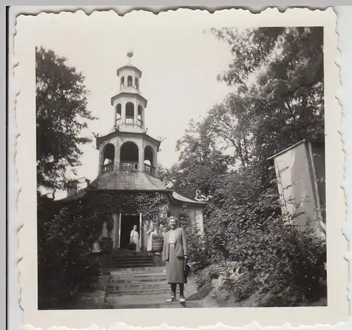 (F27160) Orig. Foto Potsdam, Frau vor dem Drachenhaus 1957