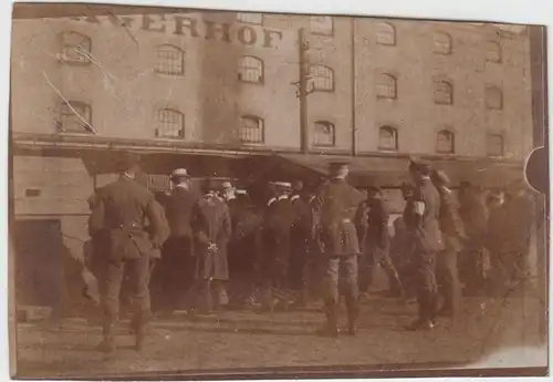 (F2716) Orig. Foto 1.WK Soldaten u. Zivilisten an Gebäude "?agerhof" 1914-18