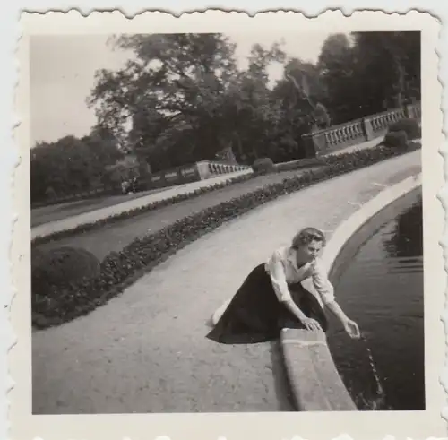 (F27155) Orig. Foto Potsdam, Frau am Brunnen im Park Sanssouci 1957