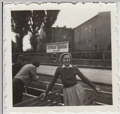 (F27151) Orig. Foto Berlin, Frau a. Dampfer a.d. Schleuse Spandau 1957