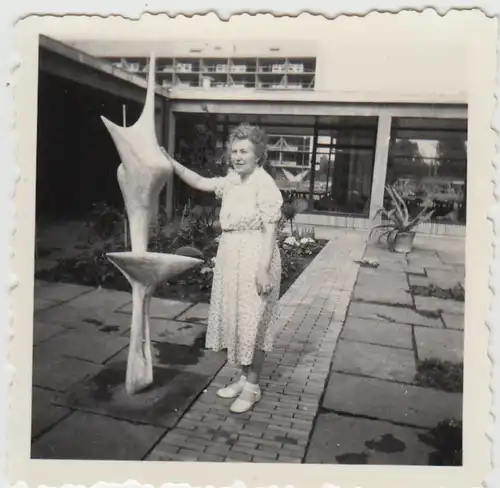 (F27146) Orig. Foto Frau an einer Skulptur in Berlin 1957