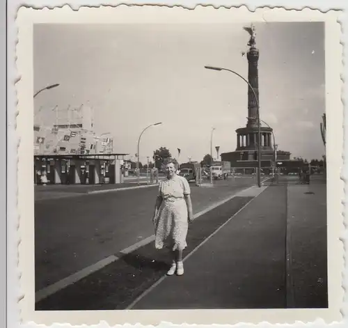 (F27145) Orig. Foto Berlin, Frau an der Siegessäule, gesperrte Straße 1957