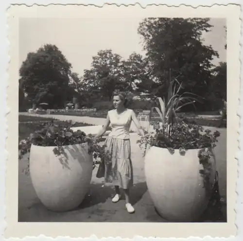(F27144) Orig. Foto Berlin, Frau im Englischen Garten 1957