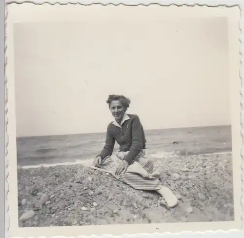(F27139) Orig. Foto Rerik, Frau am Strand 1956